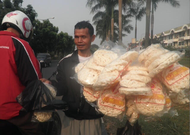 Fenomena Pedagang Buta Jualan Krupuk Keliling