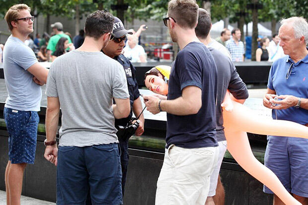 Berfoto dengan Boneka Sex di Ground Zero, Turis Inggris Diusir Polisi