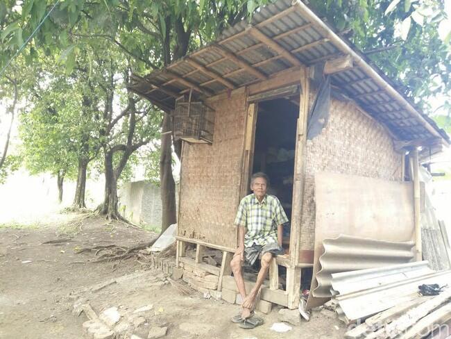 Mantan Tukang Kebun Gedung Sate yang Kini Huni Gubuk Reyot di Bandung

