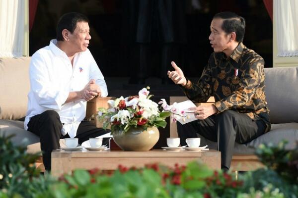 Cara Presiden Duterte Jabat Tangan Tuai Pujian dan Perdebatan Netizen