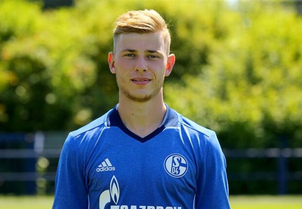 Max Meyer Tak Gubris Rumor Tottenham Hotspur