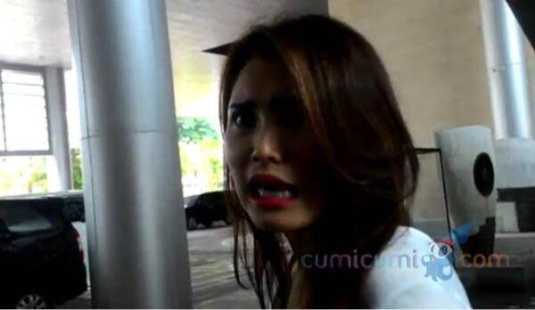 Foto Cium Bibir Ayah, Ini Kata Ayu Ting Ting