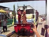 Menikah di Gerbong Kereta Api Prameks Berjalan