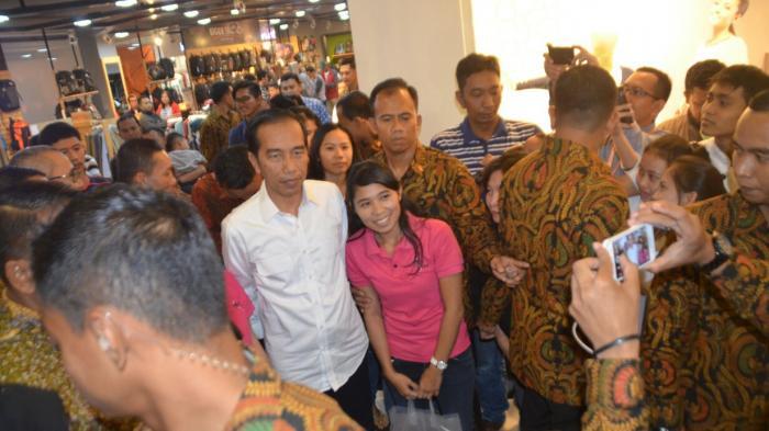 Malam Mingguan, Jokowi Nonton Film Warkop DKI Reborn Bersama Istri dan Anaknya