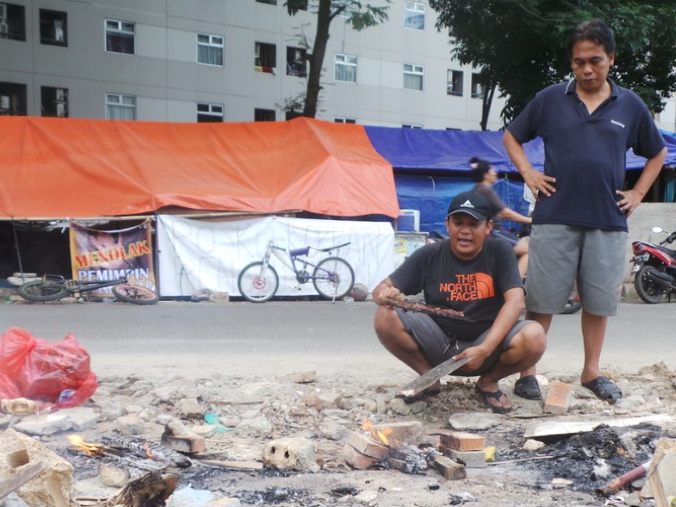 Warga Korban Penggusuran Rawajati Darurat Air Bersih