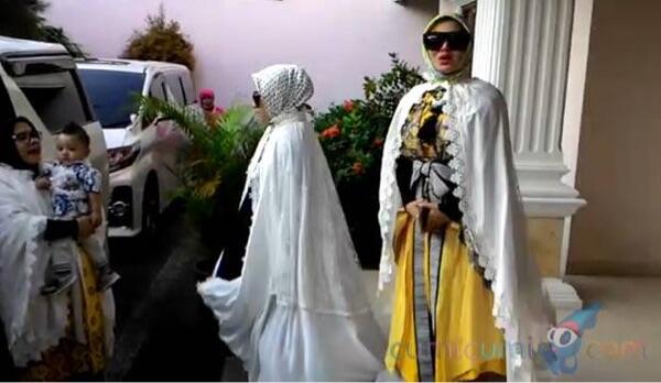 Dandan Heboh, Syahrini Kesiangan Salat Ied