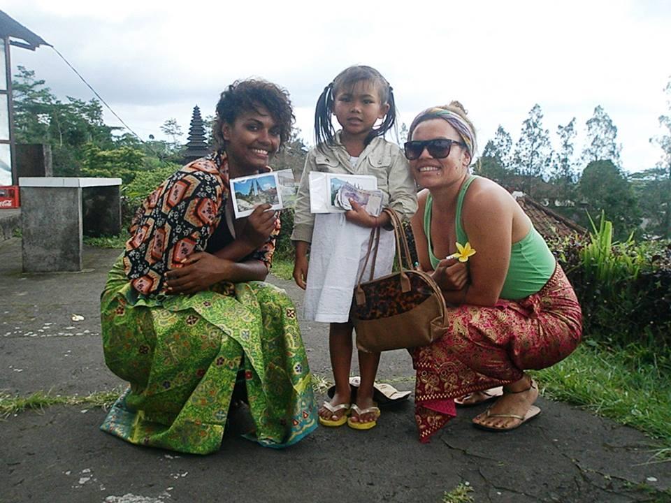 Daebak! Gadis usia 10tahun penjual kartu pos dari Bali mahir 22 bahasa!