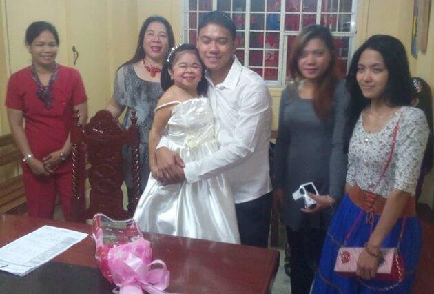 Naomi, Wanita Mini 40 Tahun Dinikahi Pria Tampan