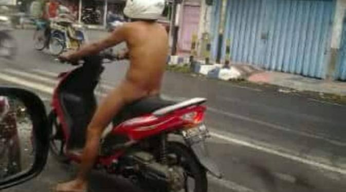 Telanjang Sambil Naik Motor, Pria Ini Hebohkan Dunia Maya