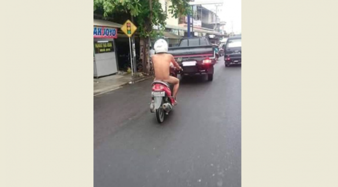 Telanjang Sambil Naik Motor, Pria Ini Hebohkan Dunia Maya