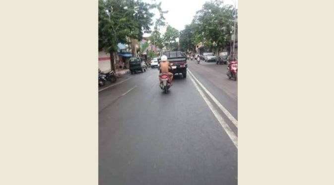 Telanjang Sambil Naik Motor, Pria Ini Hebohkan Dunia Maya