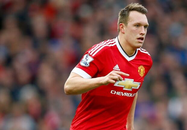 Cedera Lutut, Phil Jones Absen Sebulan