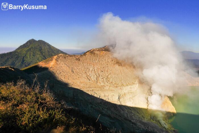 Kawah Ijen, Eksotisme Kawah Asam Terbesar di Dunia.