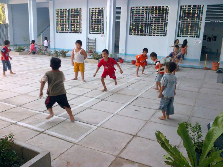 Sikap Cowok Kepada Cewek Dilihat Dari Mainan Masa Kecil