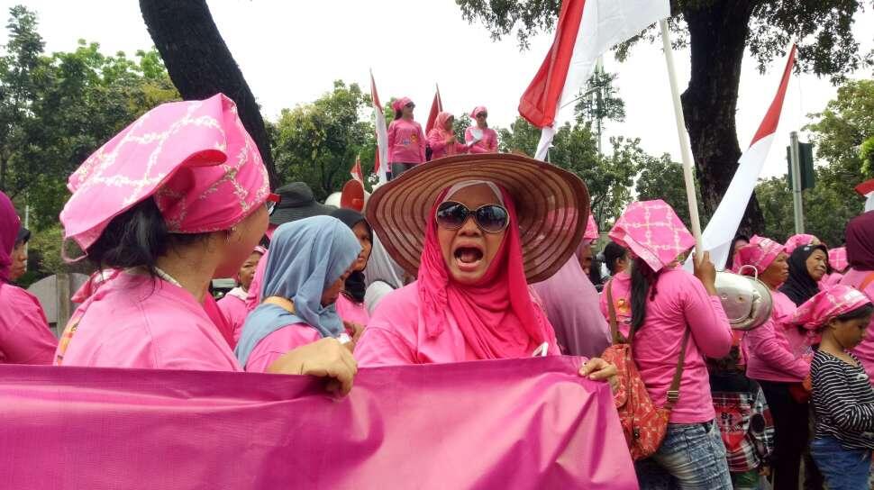 Ibu-ibu Pinky: Ahok Musuh Kita