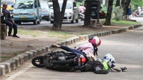 Jatuh Bangun, Polisi Ini Kejar Wanita Pelanggar Lalu Lintas