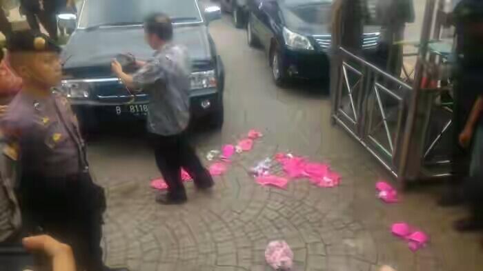 Emak-emak Demonstrasi Lempari Celana Dalam dan BH ke Kantor Ahok
