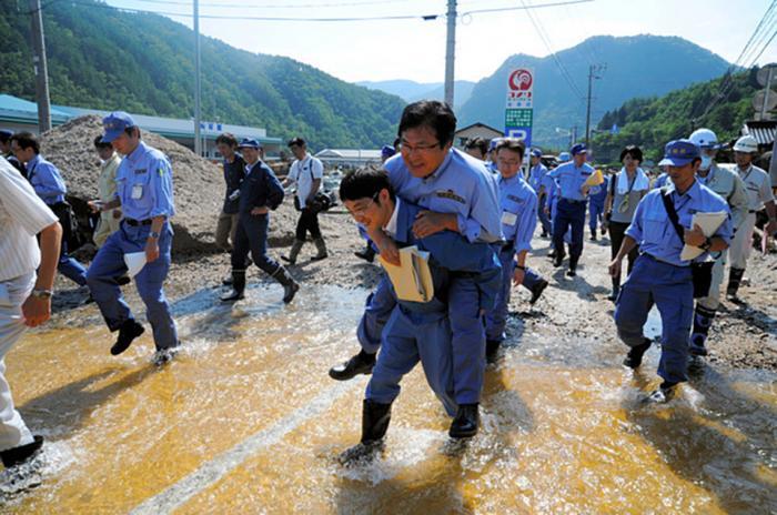 Pejabat Minta Digendong Saat Lintasi Banjir? Padahal Baru Segitu Tingginya