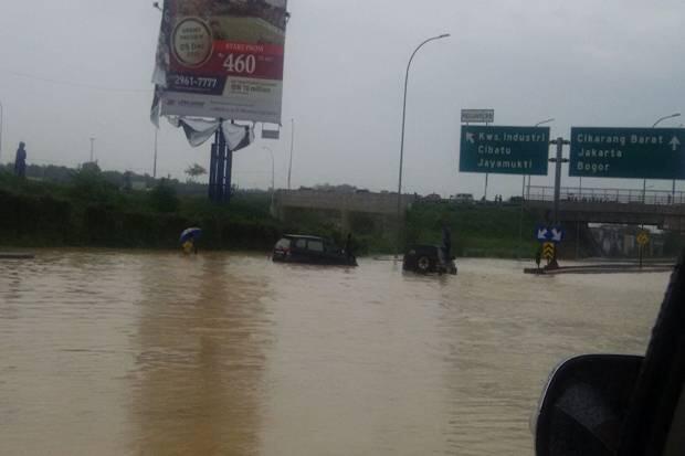 Pejabat Minta Digendong Saat Lintasi Banjir? Padahal Baru Segitu Tingginya