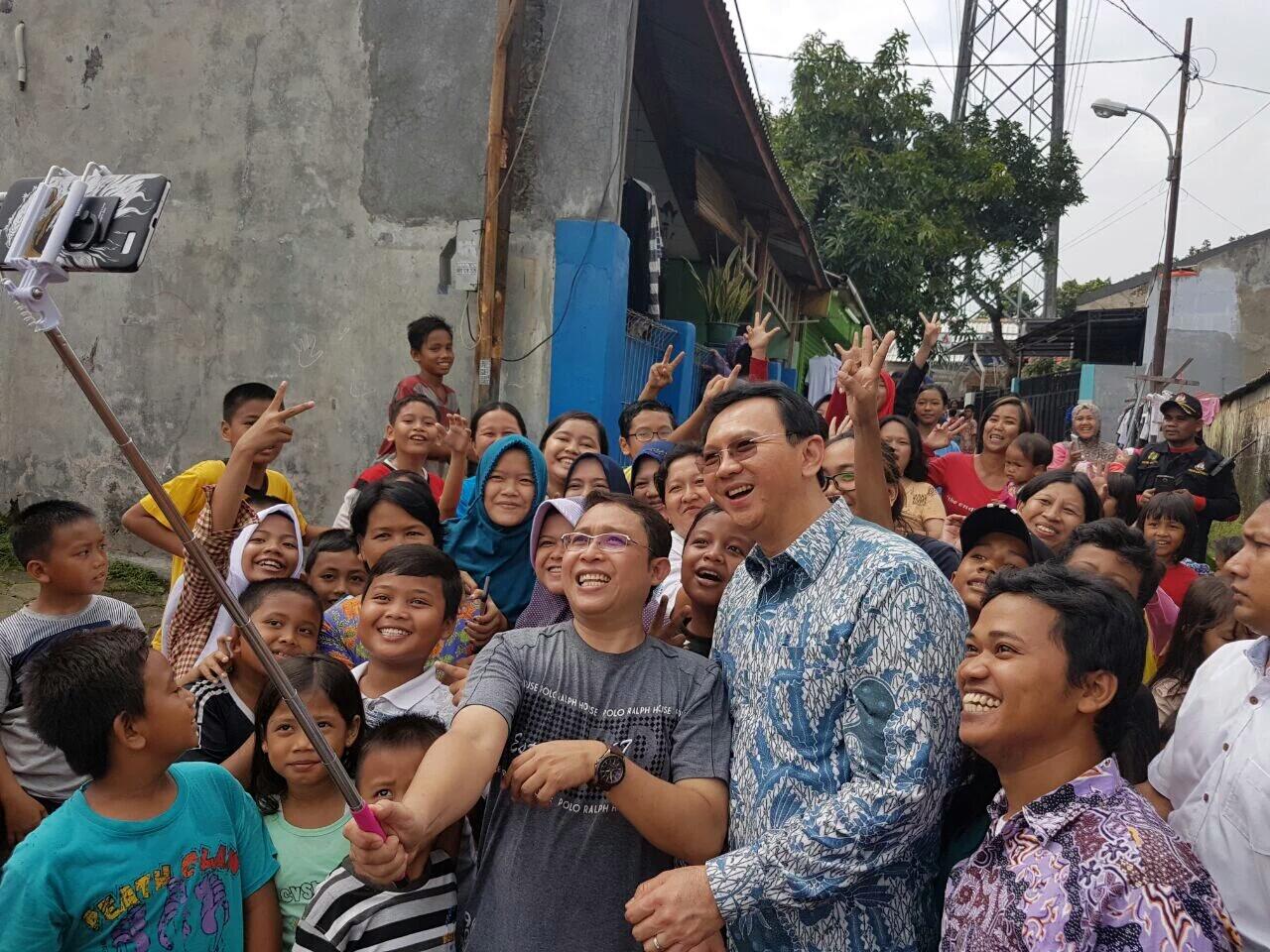 Saat Puluhan Orang Antre untuk Berfoto dengan Ahok