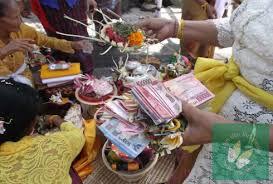 Mesuryak, Tradisi tabur uang di Bali