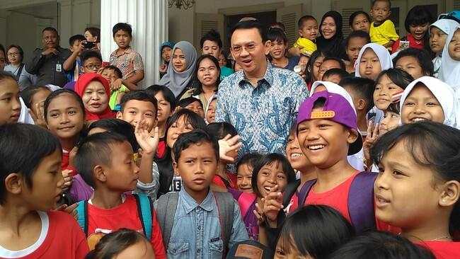 Aksi 'Diam Itu Emas' Ahok Hadapi Serangan Amien Rais