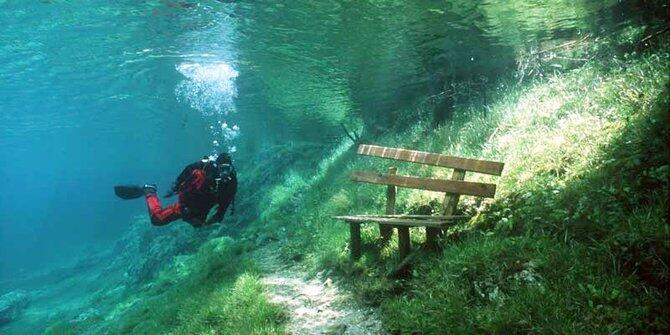 5 Tempat aneh dunia yang 'melawan' hukum alam, Indonesia termasuk!