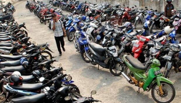 7 Tipe Orang Kalo Lagi Parkir Motor