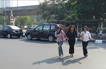 5 Tipe Orang yang Suka Nyebrang Jalan 
