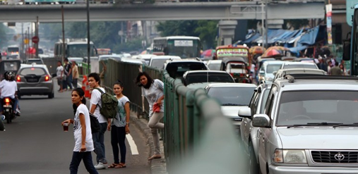 5 Tipe Orang yang Suka Nyebrang Jalan 