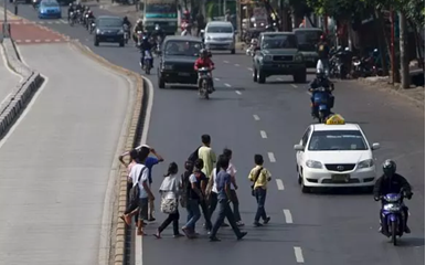 5 Tipe Orang yang Suka Nyebrang Jalan 