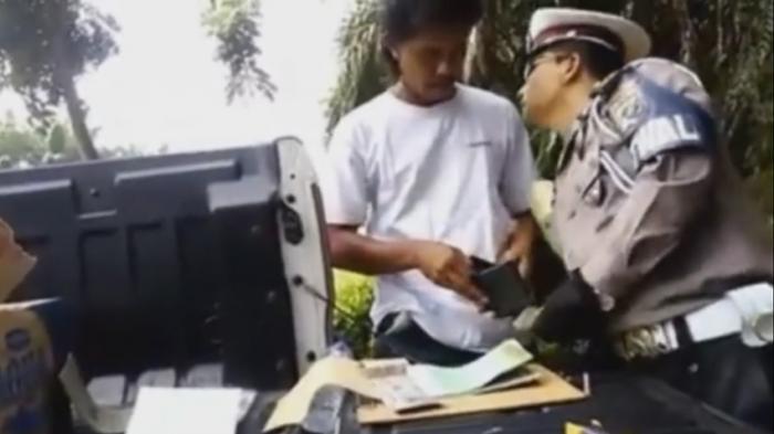 Oknum Polisi Terekam Video Rogoh Kantong Pengendara Saat Lakukan Pungli