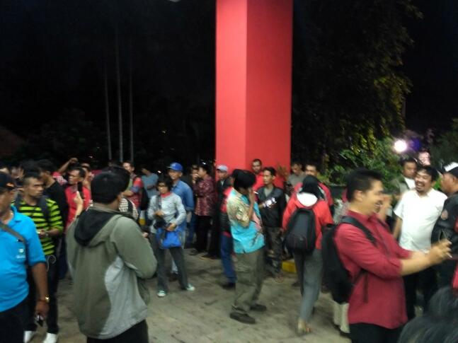 PENDUKUNG AHOK DAN RISMA DI JAKARTA HAMPIR BENTROK