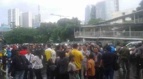 Massa Pendukung Petahana Tumpah Ruah, Jalan Salemba Macet Parah