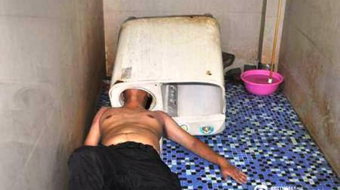 Momen Memalukan Kepala ‘Nyangkut’, Antara Kasihan dan Bikin Ngakak