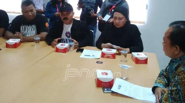 Ahok-Djarot Pulang, Mama Ratna Datang