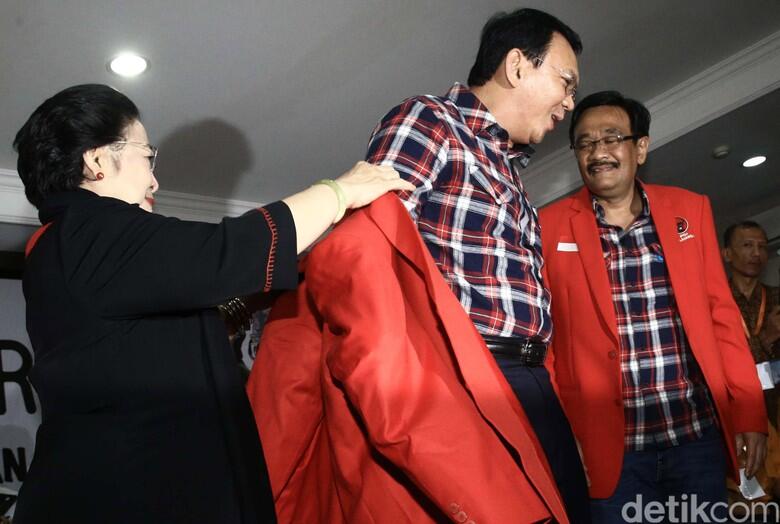 Mega Pakaikan Jas Merah, Ahok: Saya Nggak Pernah Masuk Partai