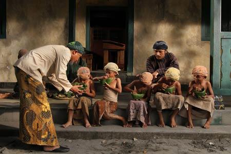 Masalah sosial adalah masalah kita, mengapa kita harus hidup beragama?
