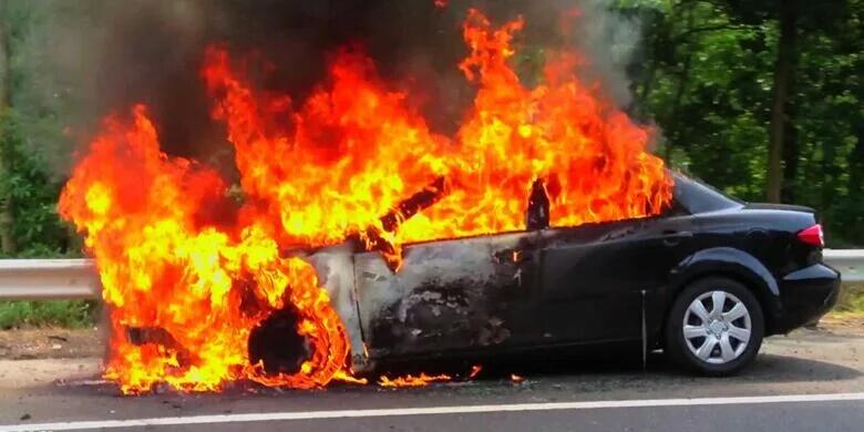 Lagi Parkir di Garasi, Mobil Ford Ranger Ini Tiba-tiba Terbakar