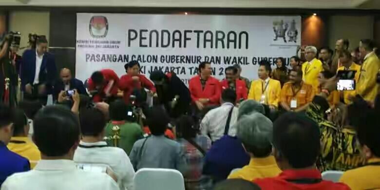 #Megawati Pakaikan Ahok Jas Merah Tanpa Logo PDI-P