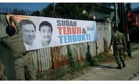 satpol pp pasang spanduk pilkada???