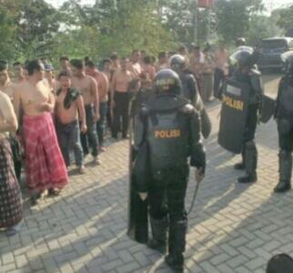 Inilah Wajah Kyai Penipu Saat Di Gerebek Ratusan Polisi
