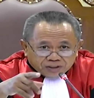 Kedatangan Iron Man/Robert Downey Junior di sidang JESSICA kasus sianida.