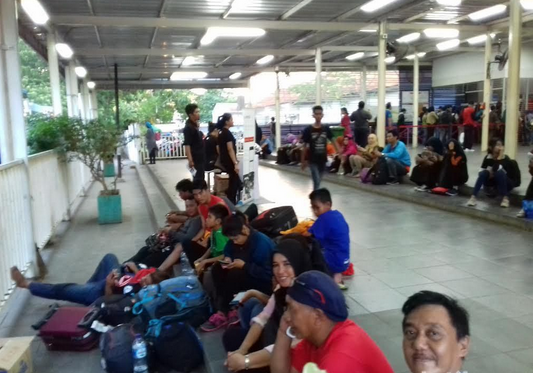 Penampakan 13 Atlet PON Sulteng Terlantar di Stasiun Manggarai: Kami Ingin Pulang!