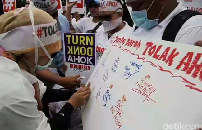 Aksi Cap Jempol Darah Tolak Ahok