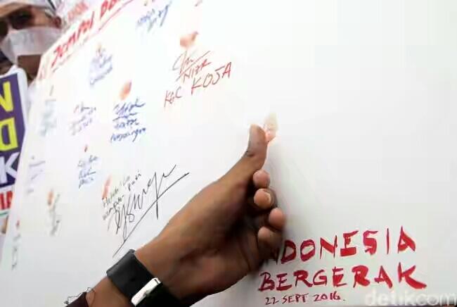 Aksi Cap Jempol Darah Tolak Ahok