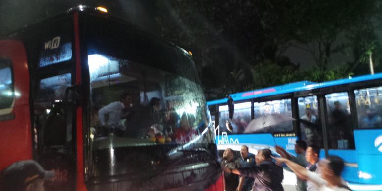 Saat Agus-Sylviana Naik Bus DAMRI Royal Class, Relawan Jalan Kaki Hujan-hujanan