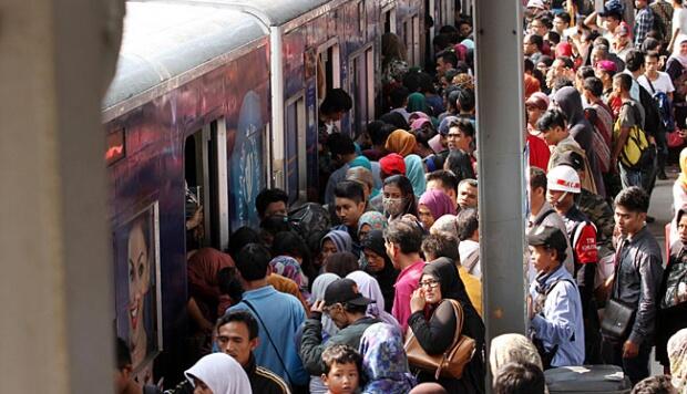Fenomena - Fenomena Yang Akan Ditemukan Pengguna Jasa Commuter Line JABODETABEK