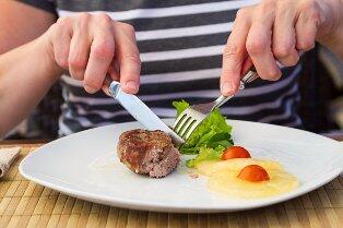 &#91; GATSUONE INFO &#93; 10 Kepribadian Berdasarkan Cara Makan, Agan Yang Mana Nih?