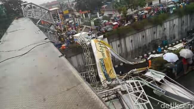 Penampakan Jembatan Penyeberangan Orang Ambruk di Pasar Minggu dan Upaya Evakuasi